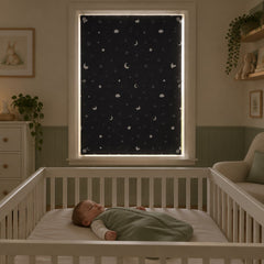 Rideau occultant portable Boréal posé à la fenêtre pendant la sieste de bébé