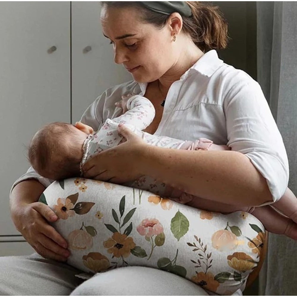 Maman qui allaite son bébé installé sur le coussin d'allaitement Fleurs Boréal