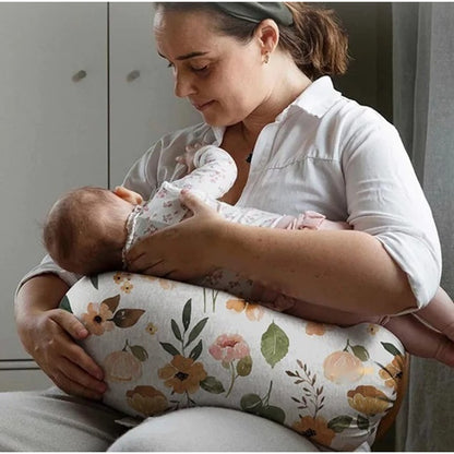 Maman qui allaite son bébé installé sur le coussin d'allaitement Fleurs Boréal