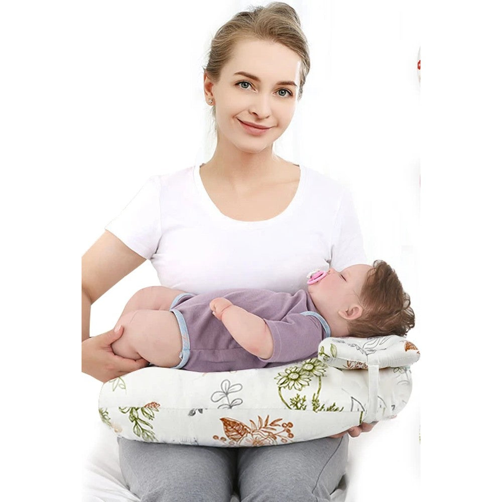 Maman qui tient son bébé installé sur le coussin d'allaitement grand format Boréal
