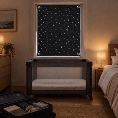 Rideau occultant portable Boréal installé en location de vacances, devant un lit parapluie