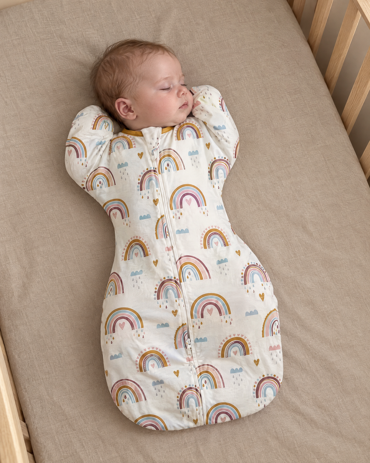 Bébé endormi dans la gigoteuse bras levés Boréal motif arc-en-ciel, bras dans la gigoteuse