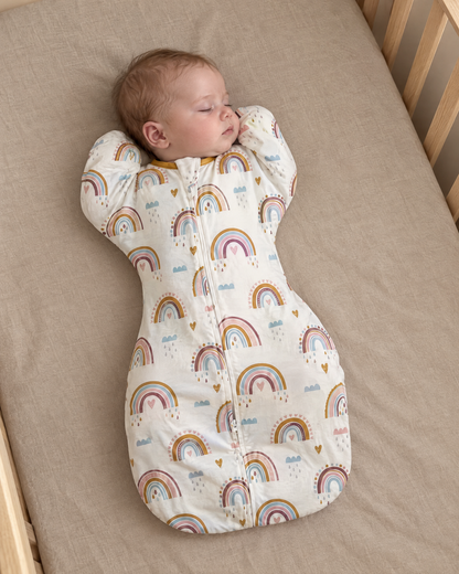 Bébé endormi dans la gigoteuse bras levés Boréal motif arc-en-ciel, bras dans la gigoteuse
